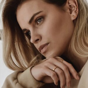 Line kõrvamansett (ear cuff) – kullatud